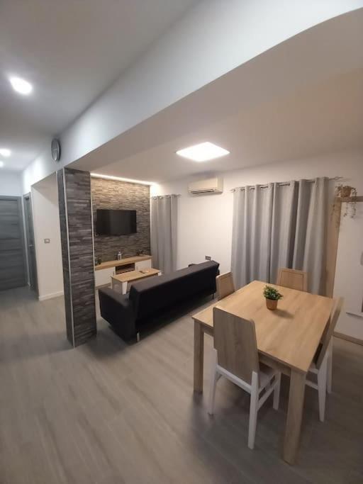 Family Flat Close To The Centre-v-estrell Malaga